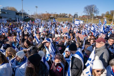 Téléchargez les photos : Le rassemblement de solidarité de l'UJA (United Jewish Appeal) pour les otages à Toronto le 12 novembre 2023 a transformé le parc en un centre d'empathie collective, en tant que participants, sur fond de bannières de solidarité - en image libre de droit