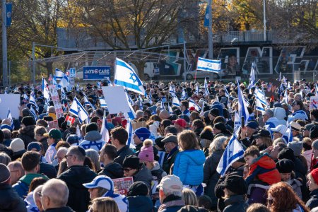 Foto de El mitin de solidaridad de la UJA (United Jewish Appeal) por los rehenes en Toronto el 12 de noviembre de 2023 transformó el parque en un punto focal de empatía colectiva, como participantes, en el contexto de las pancartas de solidaridad - Imagen libre de derechos
