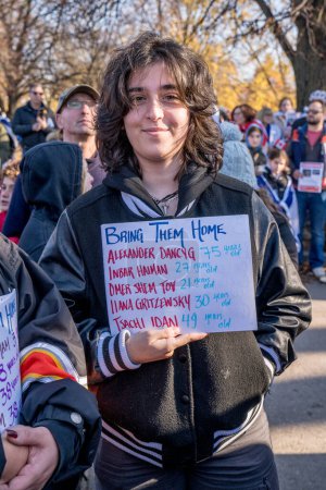 Foto de El mitin de solidaridad de la UJA (United Jewish Appeal) por los rehenes en Toronto el 12 de noviembre de 2023 transformó el parque en un punto focal de empatía colectiva, como participantes, en el contexto de las pancartas de solidaridad - Imagen libre de derechos