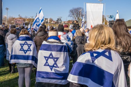 Téléchargez les photos : Le rassemblement de solidarité de l'UJA (United Jewish Appeal) pour les otages à Toronto le 12 novembre 2023 a transformé le parc en un centre d'empathie collective, en tant que participants, sur fond de bannières de solidarité - en image libre de droit