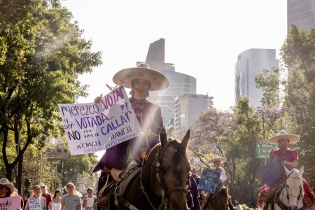 Téléchargez les photos : Des gens manifestent en faveur de la Journée internationale de la femme à Mexico, au Mexique. - en image libre de droit