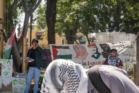 Téléchargez les photos : Puebla, Mexique - 16 mars 2024 : Un rassemblement pro-palestinien a eu lieu à Puebla, au Mexique, attirant des participants qui ont exprimé leur solidarité avec les Palestiniens au milieu du conflit en cours dans la région. - en image libre de droit
