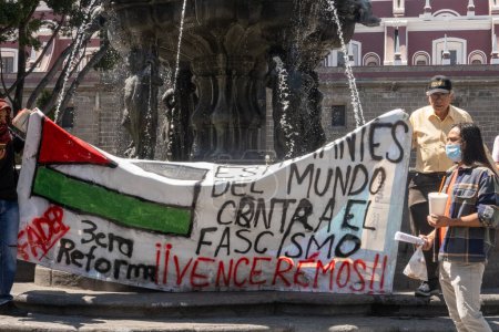 Foto de Puebla, México - 16 de marzo de 2024: Un mitin a favor de Palestina tuvo lugar en Puebla, México, atrayendo a participantes que expresaron su solidaridad con los palestinos en medio del conflicto en curso en la región.. - Imagen libre de derechos