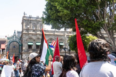 Téléchargez les photos : Puebla, Mexique - 16 mars 2024 : Un rassemblement pro-palestinien a eu lieu à Puebla, au Mexique, attirant des participants qui ont exprimé leur solidarité avec les Palestiniens au milieu du conflit en cours dans la région. - en image libre de droit