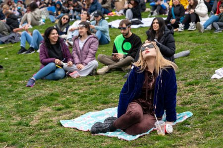 Téléchargez les photos : Toronto, Canada - 8 avril 2024 : Les gens regardent le début de l "éclipse solaire partielle au parc Riverdale, portant leurs lunettes spéciales d" éclipse. - en image libre de droit