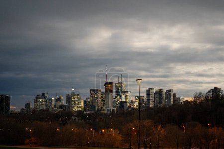 Téléchargez les photos : Toronto, Canada - 8 avril 2024 : début de l'éclipse solaire partielle, phénomène naturel - en image libre de droit
