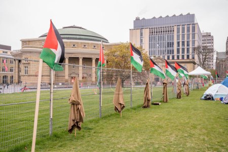 Téléchargez les photos : Des drapeaux palestiniens sont érigés à l'Université de Toronto. Les étudiants occupent le campus avec un campement pro-palestinien, reflétant les mouvements mondiaux pour les droits palestiniens, tout en érigeant des barrières qui excluent les opinions dissidentes, intensifiant le pola du campus - en image libre de droit