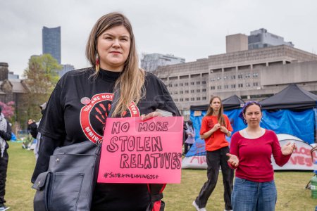 Téléchargez les photos : Signalisation au nom de la Journée de la robe rouge, la Journée nationale de sensibilisation pour les femmes et les filles autochtones disparues et assassinées et les personnes bispirituelles, au campement créé par des étudiants occupant le cercle King College de l'Université de Torontos. - en image libre de droit