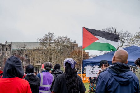 Foto de Estudiantes de la Universidad de Toronto están ocupando el campus con un campamento pro-palestino, reflejando movimientos globales por los derechos palestinos, mientras erigen barreras que excluyen puntos de vista disidentes, intensificando la polarización del campus. - Imagen libre de derechos