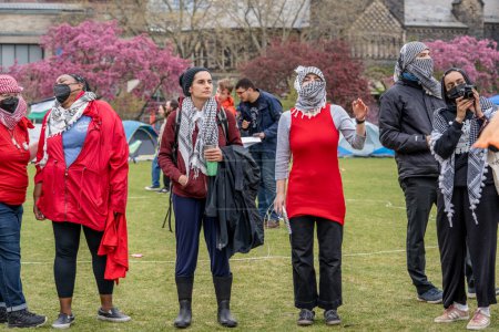 Foto de Estudiantes de la Universidad de Toronto están ocupando el campus con un campamento pro-palestino, reflejando movimientos globales por los derechos palestinos, mientras erigen barreras que excluyen puntos de vista disidentes, intensificando la polarización del campus. - Imagen libre de derechos