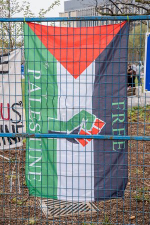 Foto de Señalización con mensajes pro-palestinos en la Universidad de Toronto. Estudiantes están ocupando el campus con un campamento pro-palestino, reflejando movimientos globales por los derechos palestinos, mientras erigen barreras que excluyen puntos de vista disidentes, intensifican - Imagen libre de derechos