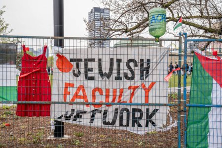 Téléchargez les photos : Signalisation avec des messages pro-palestiniens à l'Université de Toronto. Les étudiants occupent le campus avec un campement pro-palestinien, reflétant les mouvements mondiaux pour les droits palestiniens, tout en érigeant des barrières qui excluent les opinions dissidentes, intensifier - en image libre de droit