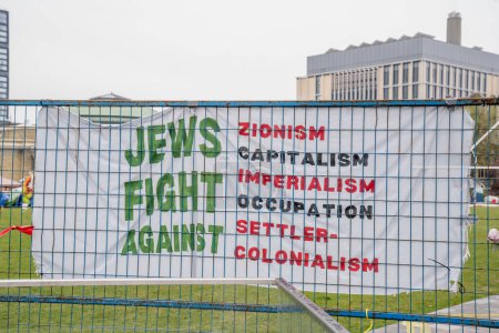 Téléchargez les photos : Signalisation avec des messages pro-palestiniens à l'Université de Toronto. Les étudiants occupent le campus avec un campement pro-palestinien, reflétant les mouvements mondiaux pour les droits palestiniens, tout en érigeant des barrières qui excluent les opinions dissidentes, intensifier - en image libre de droit