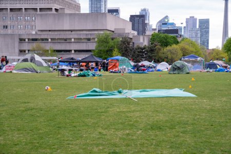Foto de Canadá, Toronto - 8 de mayo de 2024: Campamento pro-palestino, reflejo de los movimientos globales por los derechos de los palestinos, mientras se erigen barreras que excluyen puntos de vista disidentes, intensificando la polarización del campus. - Imagen libre de derechos