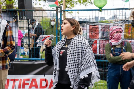 Foto de Canadá, Toronto - 8 de mayo de 2024: activista estudiantil pro-palestino habla en la Universidad de Toronto. - Imagen libre de derechos