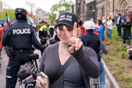 Téléchargez les photos : Canada, Toronto - 8 mai 2024 : Un partisan pro-israélien porte le chapeau Libérez les otages à l'université de toronto - en image libre de droit