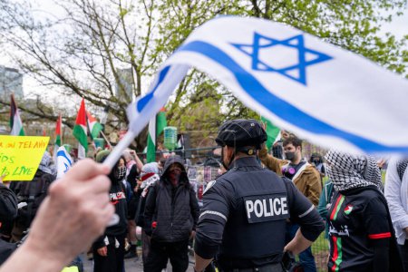 Foto de Canadá, Toronto - 8 de mayo de 2024: manifestantes pro-palestinos y pro-israelíes expresan apasionadamente sus puntos de vista, con intensos intercambios fuera del campamento estudiantil ocupando King 's College Circle en la Universidad de Toronto - Imagen libre de derechos
