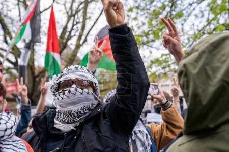 Foto de Canadá, Toronto - 8 de mayo de 2024: manifestantes pro-palestinos expresan apasionadamente sus opiniones en la Universidad de Toronto - Imagen libre de derechos