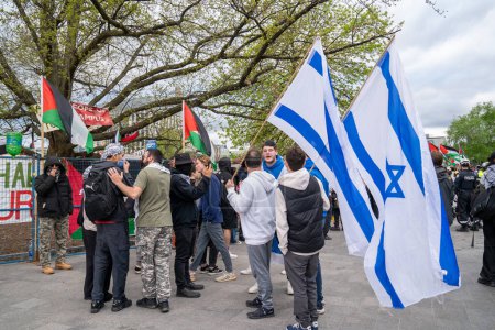 Foto de TORONTO, ONTARIO, CANADÁ - 8 DE MAYO DE 2024: Estudiantes judíos han acalorado el intercambio con manifestantes pro-palestinos fuera del campamento estudiantil ocupando el Círculo del King 's College en la Universidad de Toronto - Imagen libre de derechos