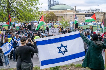 Foto de Canadá, Toronto - 8 de mayo de 2024: manifestantes pro-palestinos y pro-israelíes expresan apasionadamente sus puntos de vista, con intensos intercambios fuera del campamento estudiantil ocupando King 's College Circle en la Universidad de Toronto - Imagen libre de derechos