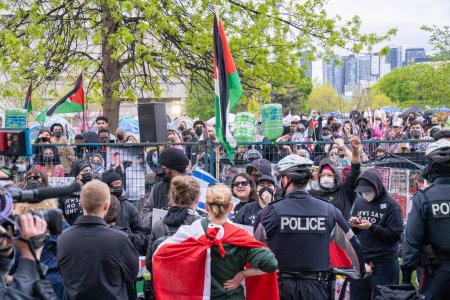 Téléchargez les photos : Canada, Toronto - 8 mai 2024 : Des manifestants pro-palestiniens expriment passionnément leurs points de vue à l'Université de Toronto - en image libre de droit