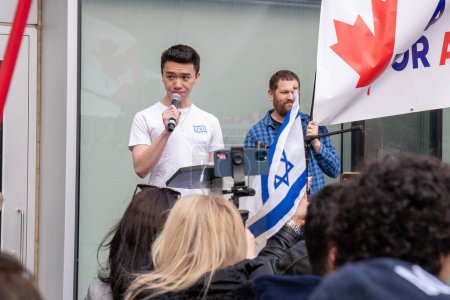 Foto de TORONTO, ONTARIO, CANADÁ - 8 DE MAYO DE 2024: orador hablando en el mitin contra el odio, en apoyo a estudiantes y personal judío y pro-israelí en la Universidad de Toronto - Imagen libre de derechos