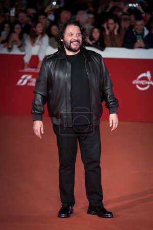 Foto de Roma, Italia - 22 de octubre de 2022: Pasquale Petrolo alias Lillo asiste a la alfombra roja de la película "Sono Lillo" en el 17º Festival de Cine de Roma. - Imagen libre de derechos