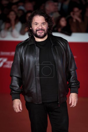 Foto de Roma, Italia - 22 de octubre de 2022: Pasquale Petrolo alias Lillo asiste a la alfombra roja de la película "Sono Lillo" en el 17º Festival de Cine de Roma. - Imagen libre de derechos