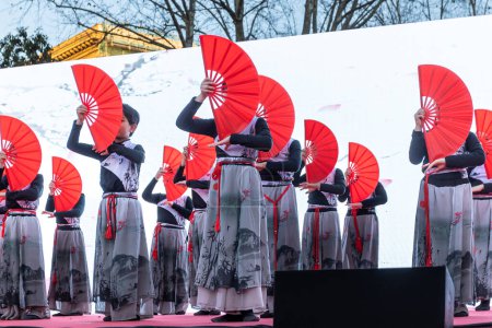 Foto de Roma, Italia - 5 de febrero de 2023: Los ciudadanos de la comunidad china celebran su fiesta de fin de año dentro de los jardines de Piazza Vittorio Emanuele. El evento está abierto al público con actuaciones de danza, artes marciales y mu tradicional chino - Imagen libre de derechos
