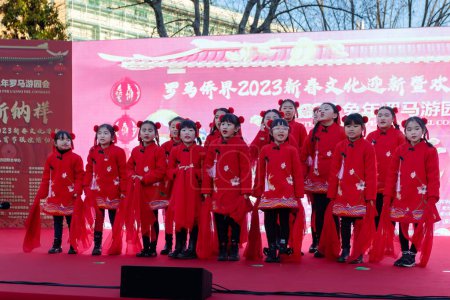 Foto de Roma, Italia - 5 de febrero de 2023: Los ciudadanos de la comunidad china celebran su fiesta de fin de año dentro de los jardines de Piazza Vittorio Emanuele. El evento está abierto al público con actuaciones de danza, artes marciales y mu tradicional chino - Imagen libre de derechos