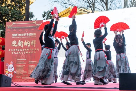 Foto de Rome, Italy - February 5, 2023: Citizens of the Chinese community celebrate their New Year's Eve party inside the gardens of Piazza Vittorio Emanuele. The event is open to the public with performances of dance, martial arts and traditional Chinese mu - Imagen libre de derechos