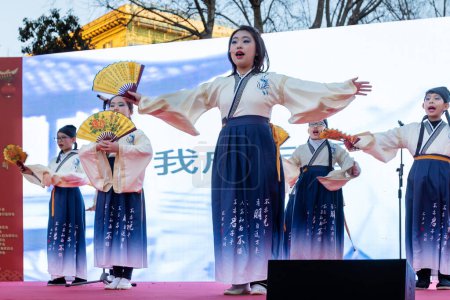 Foto de Rome, Italy - February 5, 2023: Citizens of the Chinese community celebrate their New Year's Eve party inside the gardens of Piazza Vittorio Emanuele. The event is open to the public with performances of dance, martial arts and traditional Chinese mu - Imagen libre de derechos