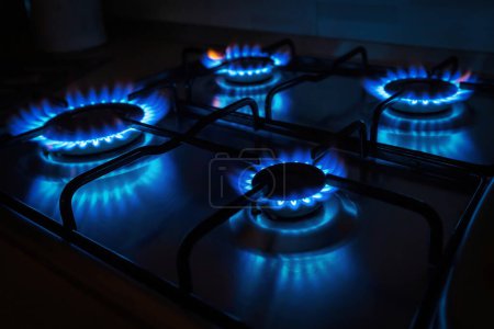 Foto de Cocina de gas doméstica con quemadores encendidos - Imagen libre de derechos