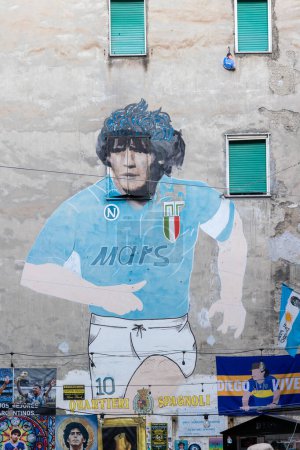 Foto de Nápoles, Italia - 5 de mayo de 2023: El famoso mural que representa al futbolista Diego Armando Maradona, que se ha convertido en un lugar simbólico para los aficionados al fútbol y los turistas que visitan la ciudad. - Imagen libre de derechos