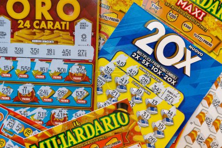 Foto de Roma, Italia - 17 de junio de 2023: tarjetas de lotería para raspar, boletos de fortuna de varios tipos. Rasca los cupones con números de la suerte y averiguar si usted ha ganado. Editorial ilustrativo - Imagen libre de derechos