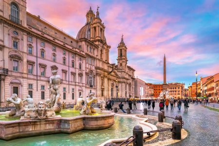 An einem Wintertag, kurz vor Sonnenuntergang, drängte sich die Piazza Navona mit Touristen. Im Vordergrund die berühmte Fontana del Moro.