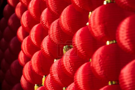 Dekoration der Roten Laterne zum chinesischen Neujahrsfest am chinesischen Schrein. Alte chinesische Kunst, Glücksegen Kompliment. Chinesische rote Laternen.