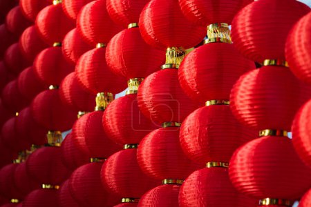 Téléchargez les photos : Lanterne rouge décoration pour le Nouvel An chinois Festival au sanctuaire chinois. Art chinois ancien, bénédiction de la fortune compliment. Lanternes rouges chinoises. - en image libre de droit