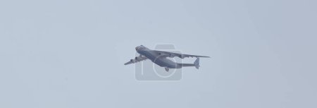 Téléchargez les photos : Kiev, Ukraine - 24 août 2021 : L'avion Antonov 225 AN-225 Mriya, le plus grand avion du monde aginst un fond bleu ciel - en image libre de droit
