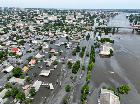 Die überfluteten Straßen der Stadt Cherson nach der Explosion des Staudamms des Kachowka-Stausees. Umweltkatastrophe in der Ukraine. Russisch-ukrainischer Krieg. Exklusives Drohnenmaterial