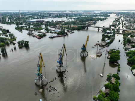 socavando la presa del embalse de Kakhovka. Consecuencias de la explosión de la presa. Inundada infraestructura portuaria de la ciudad de Kherson. Vista superior desde arriba, imágenes aéreas. Guerra ruso-ucraniana