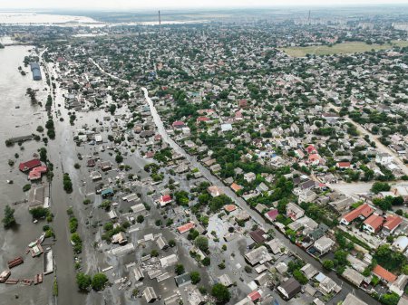 Die überfluteten Straßen der Stadt Cherson nach der Explosion des Staudamms des Kachowka-Stausees. Umweltkatastrophe in der Ukraine. Russisch-ukrainischer Krieg. Exklusives Drohnenmaterial