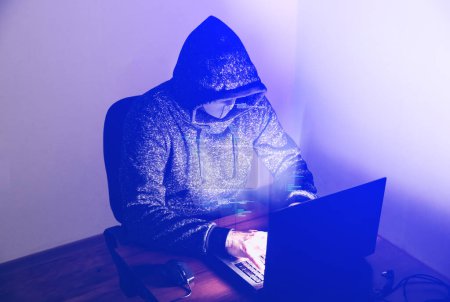 Mann im Kapuzenpulli hackt persönliche Daten. Informationssicherheit. Informationsschutzkonzept. Schlechtes Passwort.