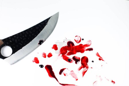 Téléchargez les photos : Knife with blood. Red Bloody fingerprints on the white background. Horror and crime scene concept. Halloween postcard. - en image libre de droit