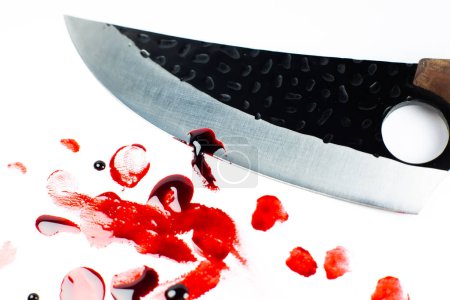 Téléchargez les photos : Knife with blood. Red Bloody fingerprints on the white background. Horror and crime scene concept. Halloween postcard. - en image libre de droit