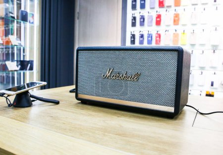 Téléchargez les photos : RIVNE, UKRAINE - 31 MARS 2019 : Système audio Marshall dans la boutique. Colonne de son haut-parleur. - en image libre de droit