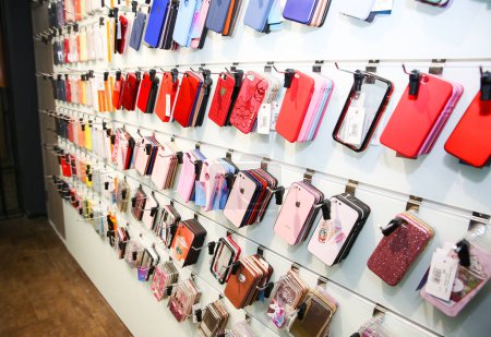 Foto de RIVNE, UCRANIA - 31 DE MARZO DE 2019: Fundas de teléfono en la tienda Apple. - Imagen libre de derechos