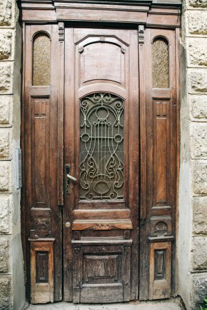 Téléchargez les photos : Vieilles portes en bois avec une poignée. Style rustique vintage. - en image libre de droit