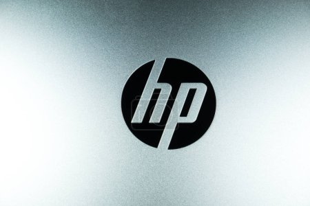 Téléchargez les photos : KYIV, UKRAINE - 20 juin 2022 : Logo de marque en aluminium argenté de HP Hewlett Packard. Gros plan. - en image libre de droit