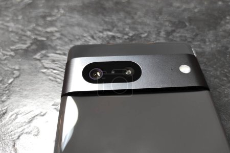 Foto de LVIV, UCRANIA - 20 de junio de 2023: smartphone moderno Google Pixel 7 Obsidiana sobre fondo negro - Imagen libre de derechos